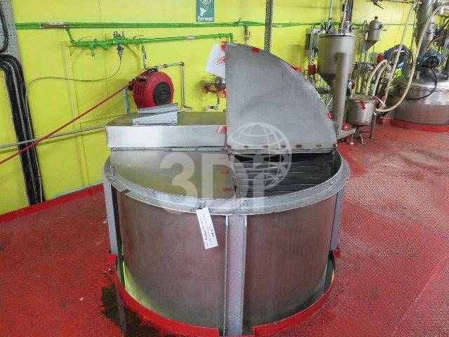 side image of 5000 litre stainless steel holding vessel 2466