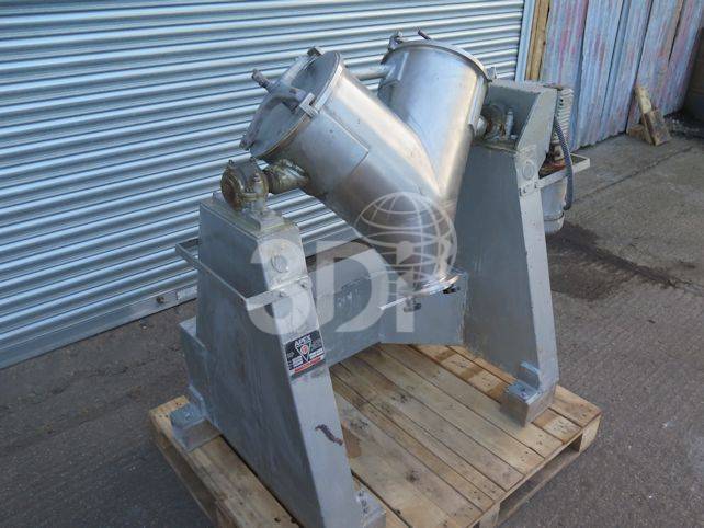 side on image of a apex y cone blender 165b5