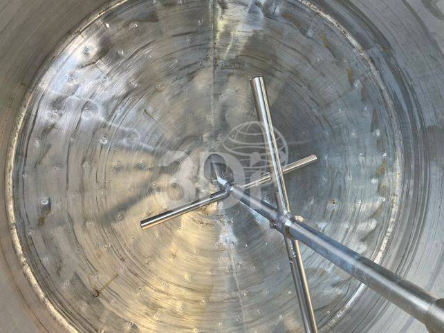 internal image of a 6000 litre jacketed stainless steel mixing vessel