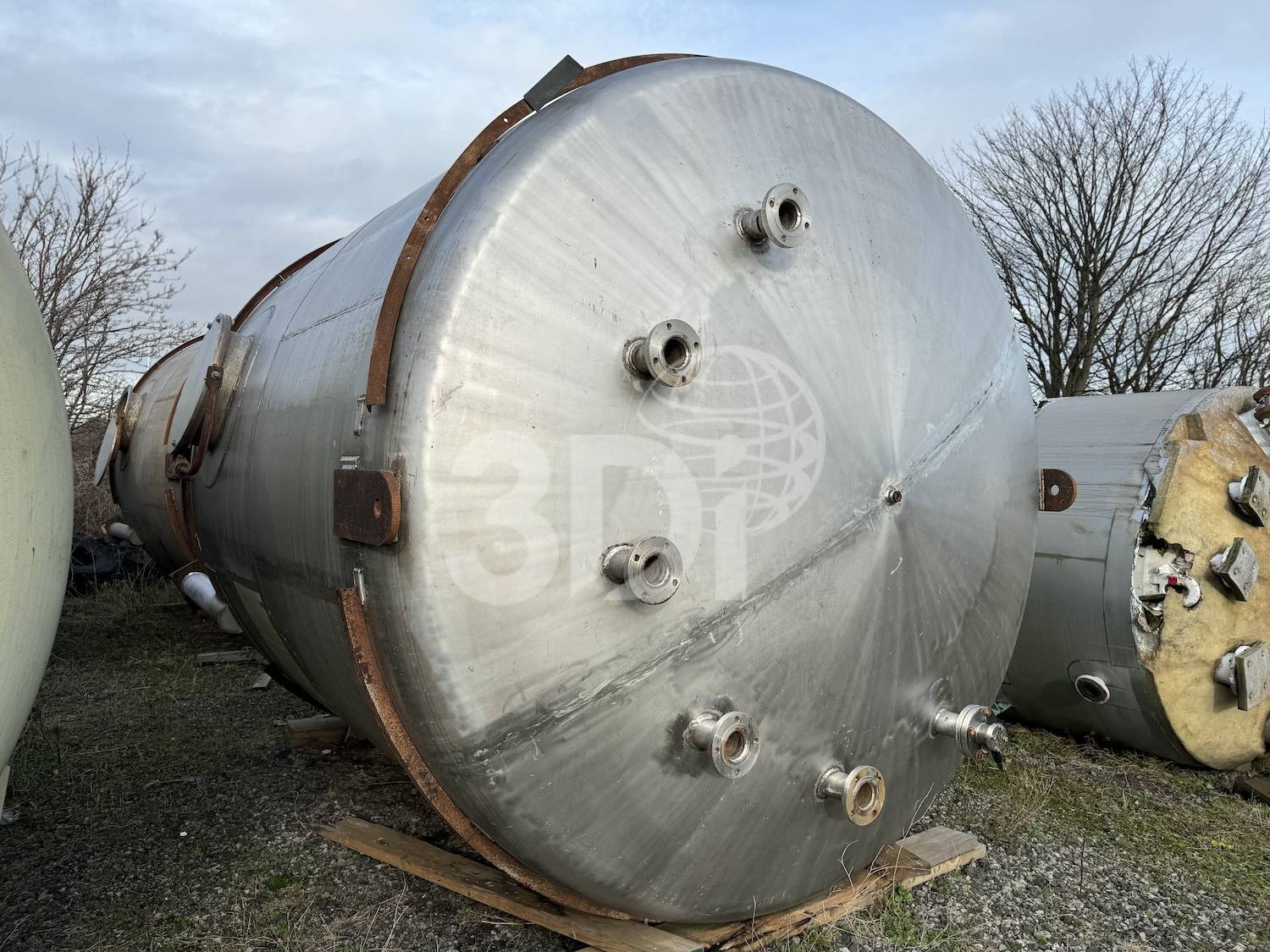 front side image of a 30000 litre stainless steel pressure vessel 2799