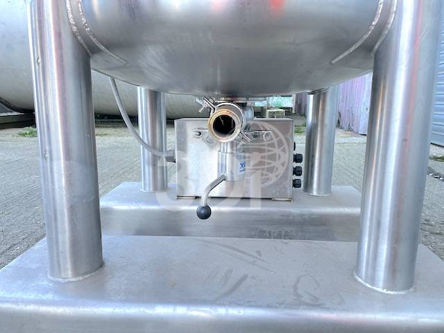base image of a 290 litre stainless steel process vessel