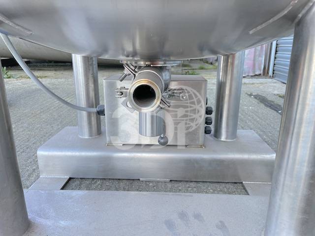 base image of a 290 litre stainless steel storage tank