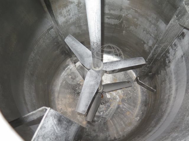internal image of 1117 litre jacketed mixing vessel