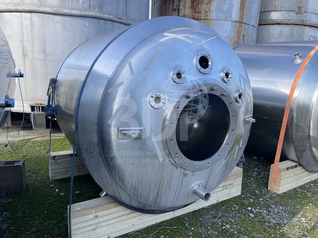 side image of a 2500 litre jacketed stainless process vessel