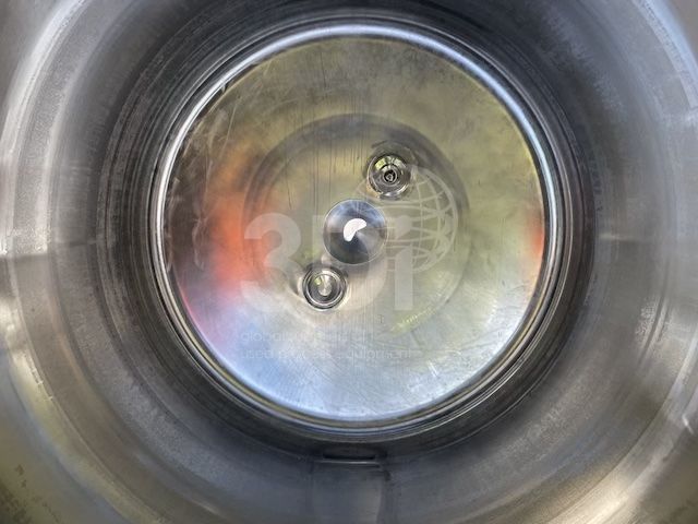 internal image of a 2500 litre jacketed stainless process vessel