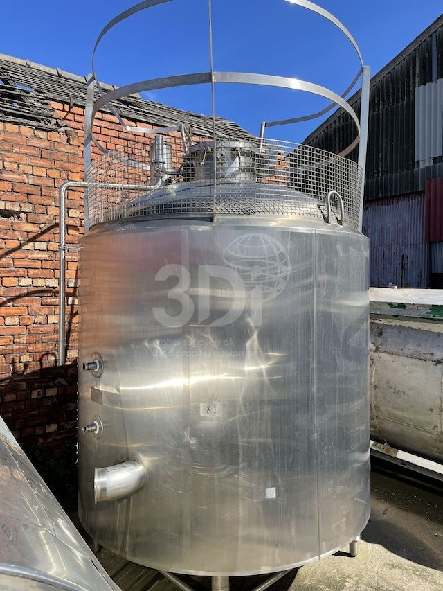 side image of 5000 litre jacketed pressure vessel