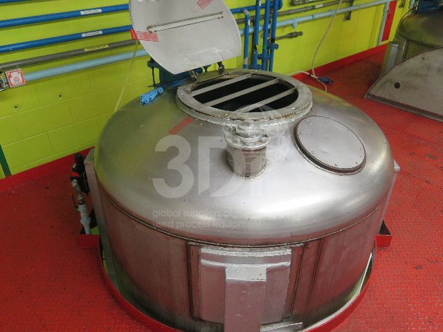 image of top of 5000 litre stainless storage tank #2477b