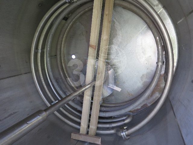 internal image of 7700 litre stainless steel mixing tank