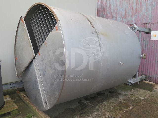side image of a 8000 litre stainless storage tank 2462h