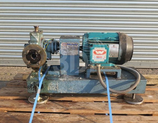 side image of a albany gear pump ap8