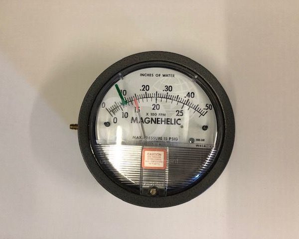 image of a magnehelic differential pressure gauge series 2000-0AV