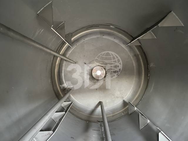 internal image of a 4200 litre stainless steel reactor vessel