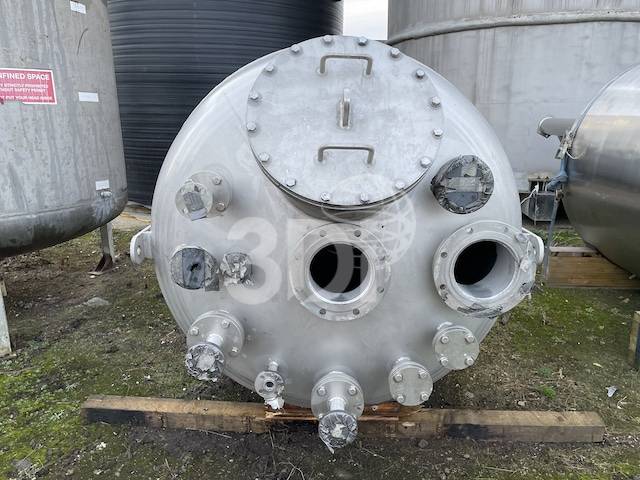 image of the top dish of a 4200 litre stainless steel reactor vessel