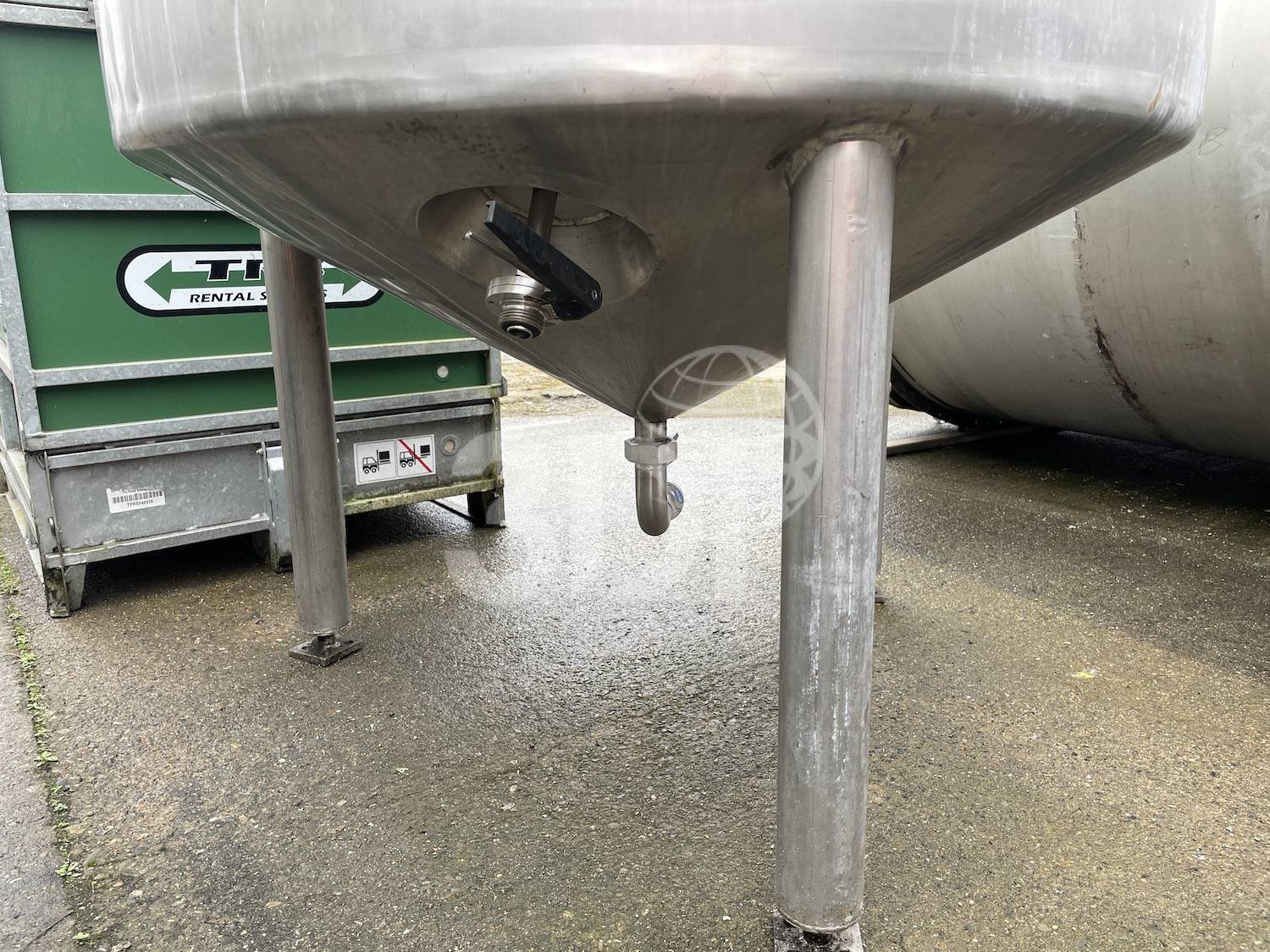 conical base of a 1640 litre stainless steel jacketed tank stock 2850