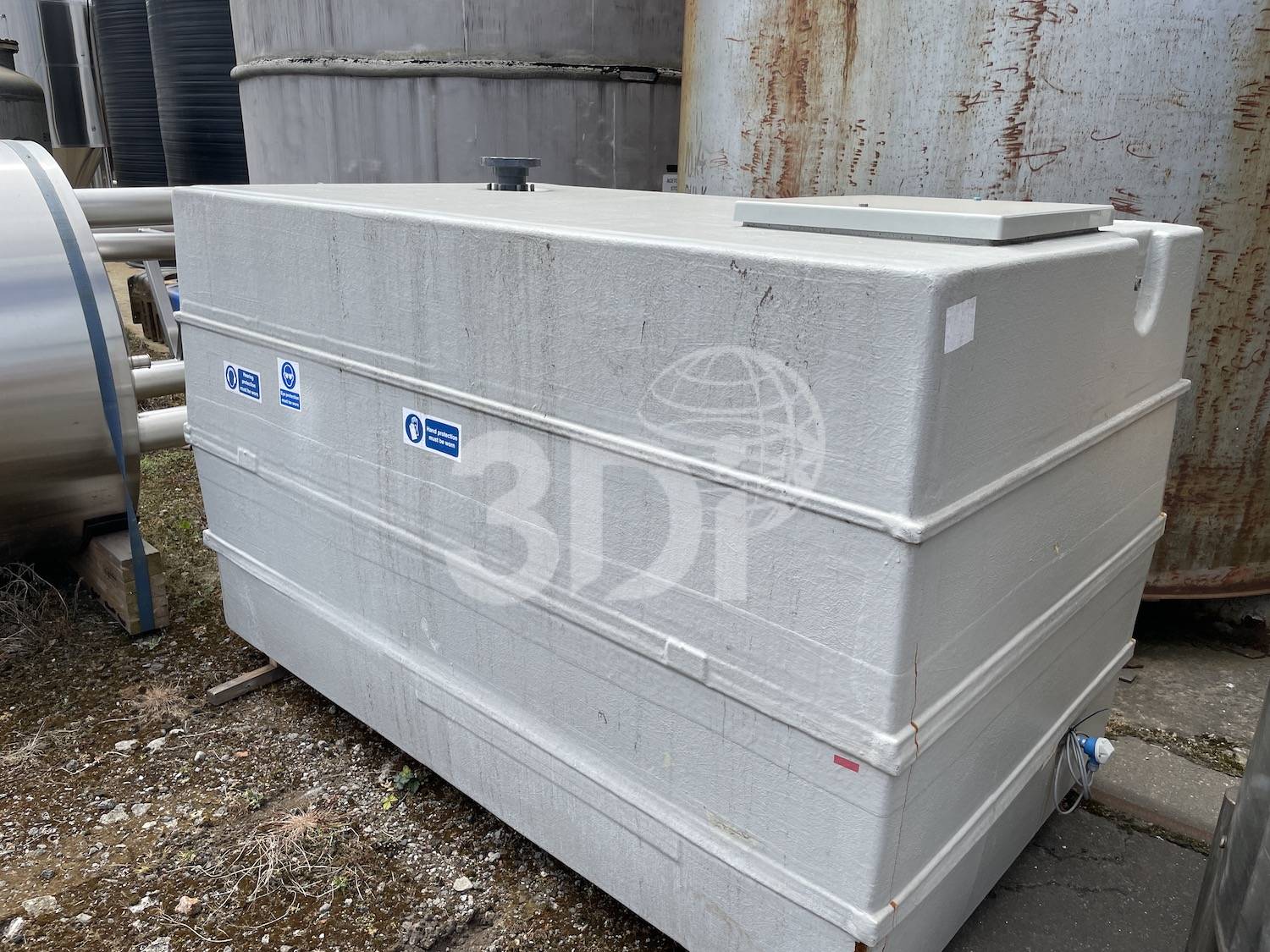 side image of a 6000 litre grp storage tank