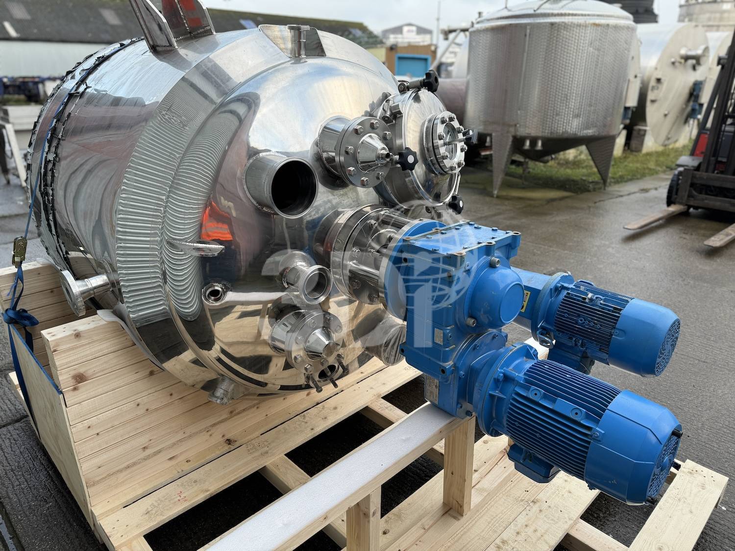front rear image of a 1820 litre stainless steel jacketed process vessel stock #2870