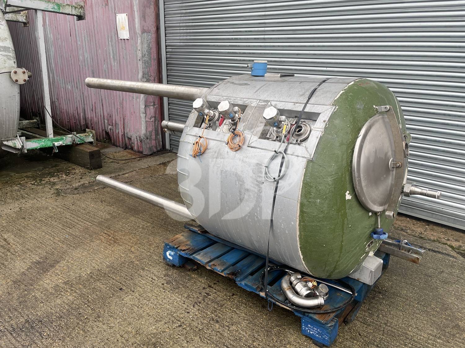 front side image of a 500 litre stainless steel storage tank