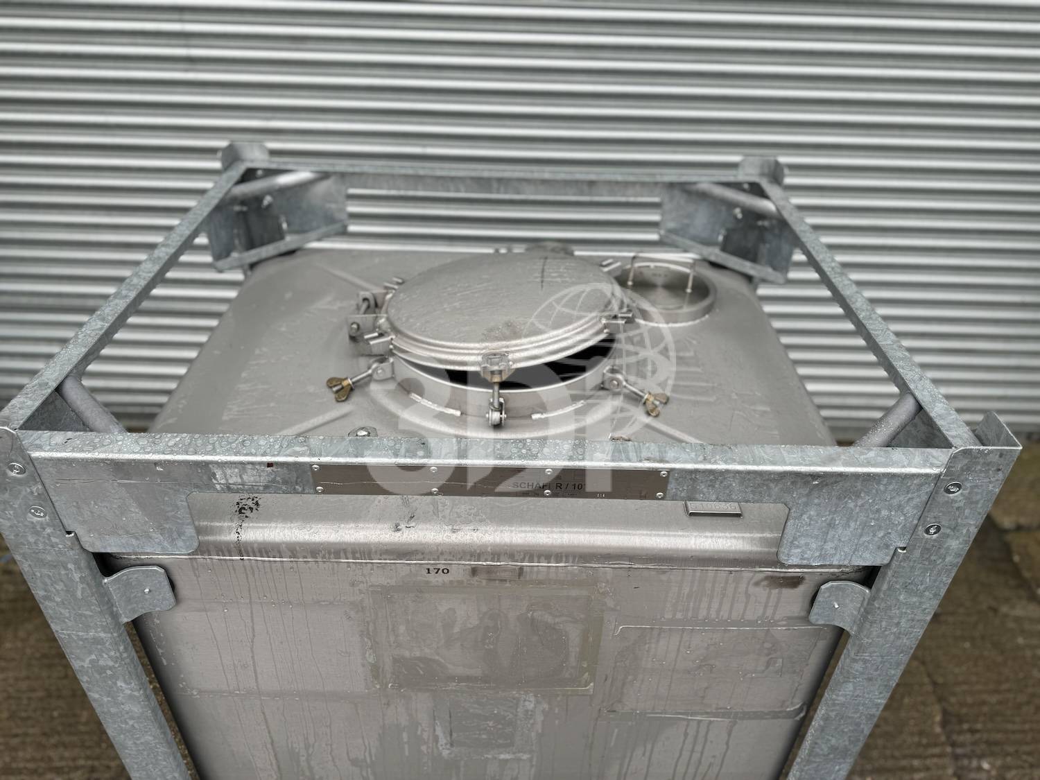 image of the top of a 1000 litre schafer stainless steel ibc