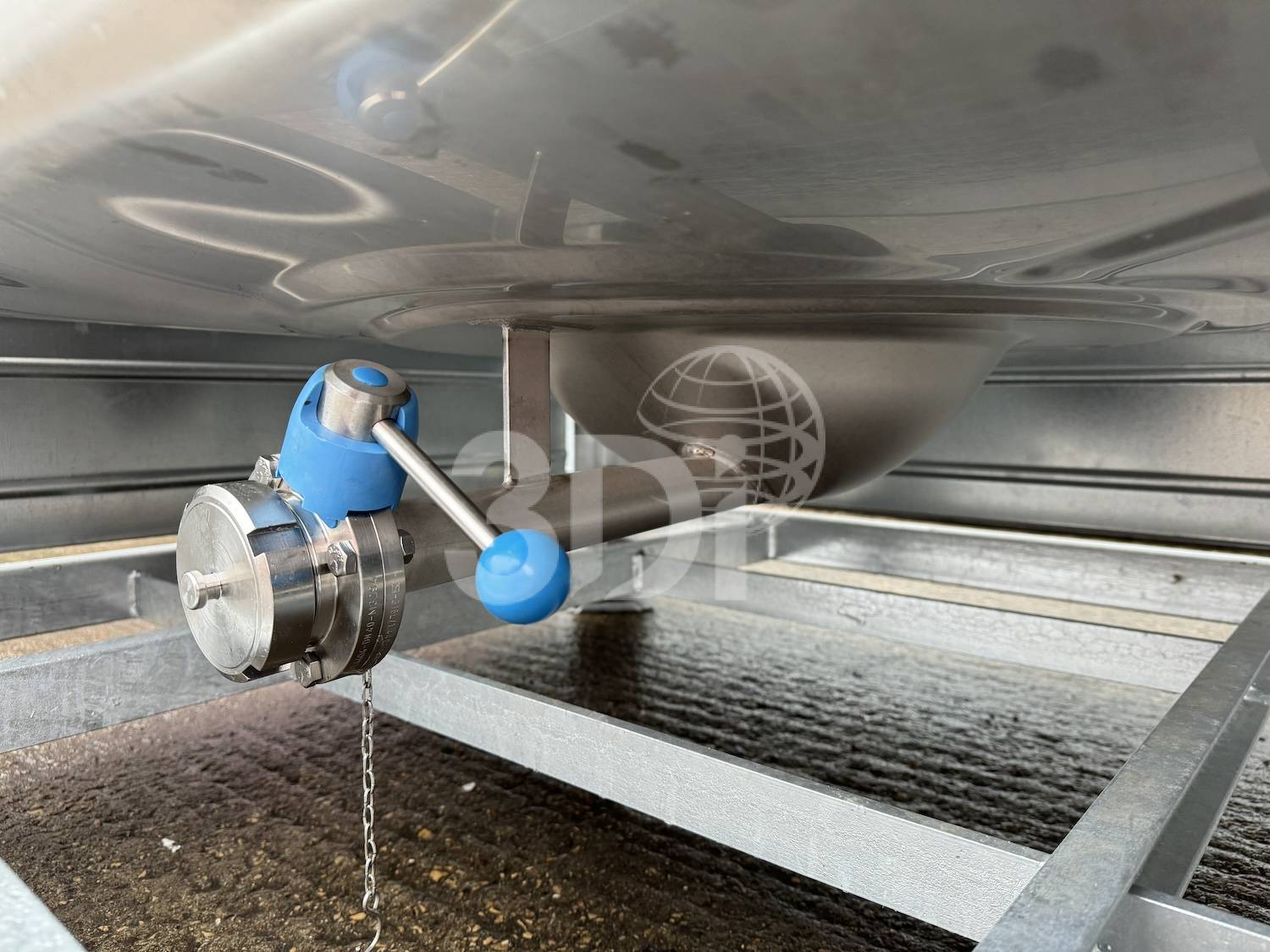 image of the outlet on a 1000 litre schafer-sudex stainless steel ibc stock 2876