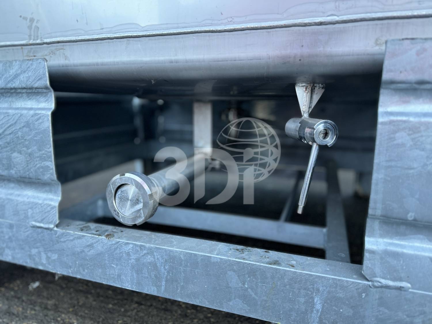 image of the bottom valve on a 1000 litre stainless steel ibc with mixer