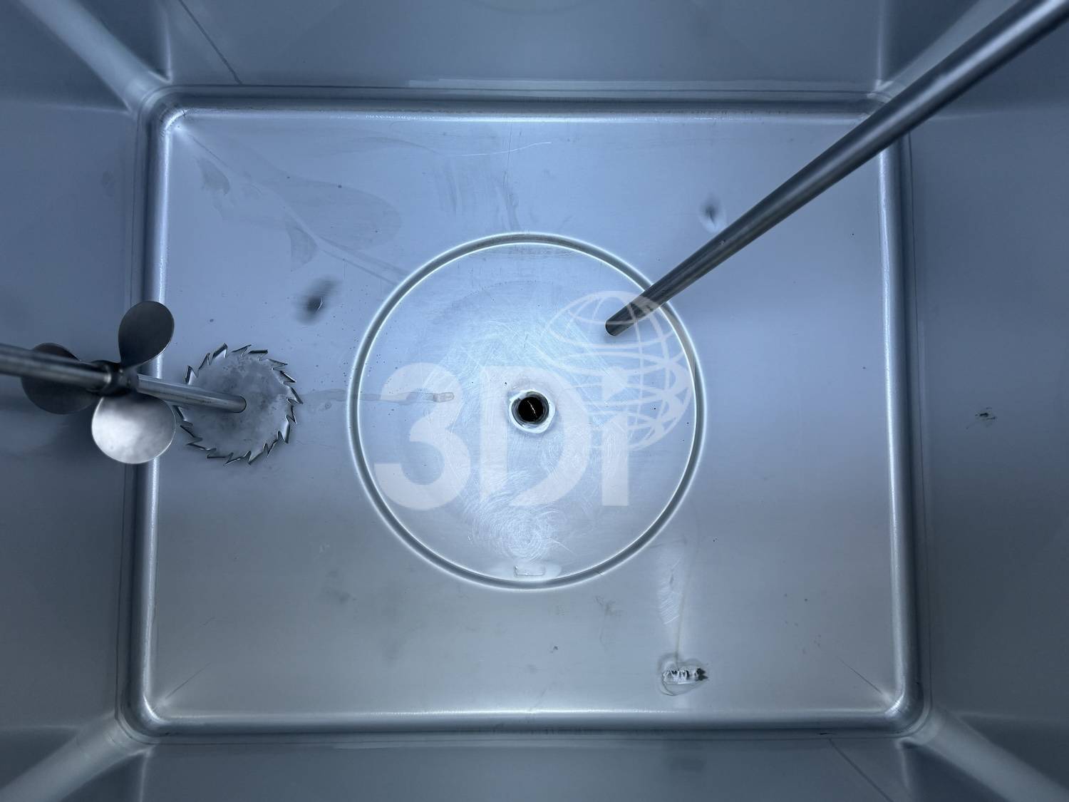 internal image of a 1000 litre stainless steel ibc with mixer fitted