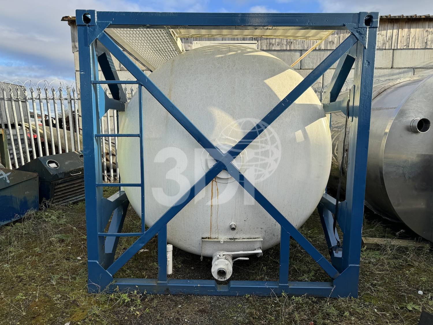 image of the end of a 9000 litre iso tank container