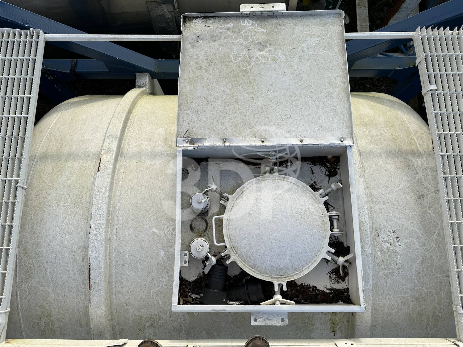 image of the man way section of a 9000 litre iso tank container