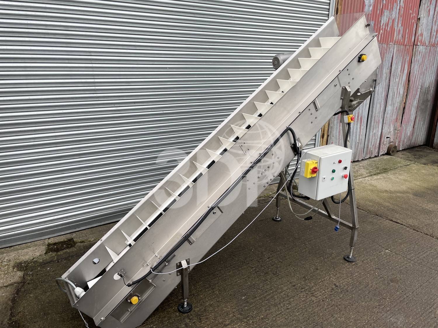 side image of a cotswold flighted incline conveyor 2882