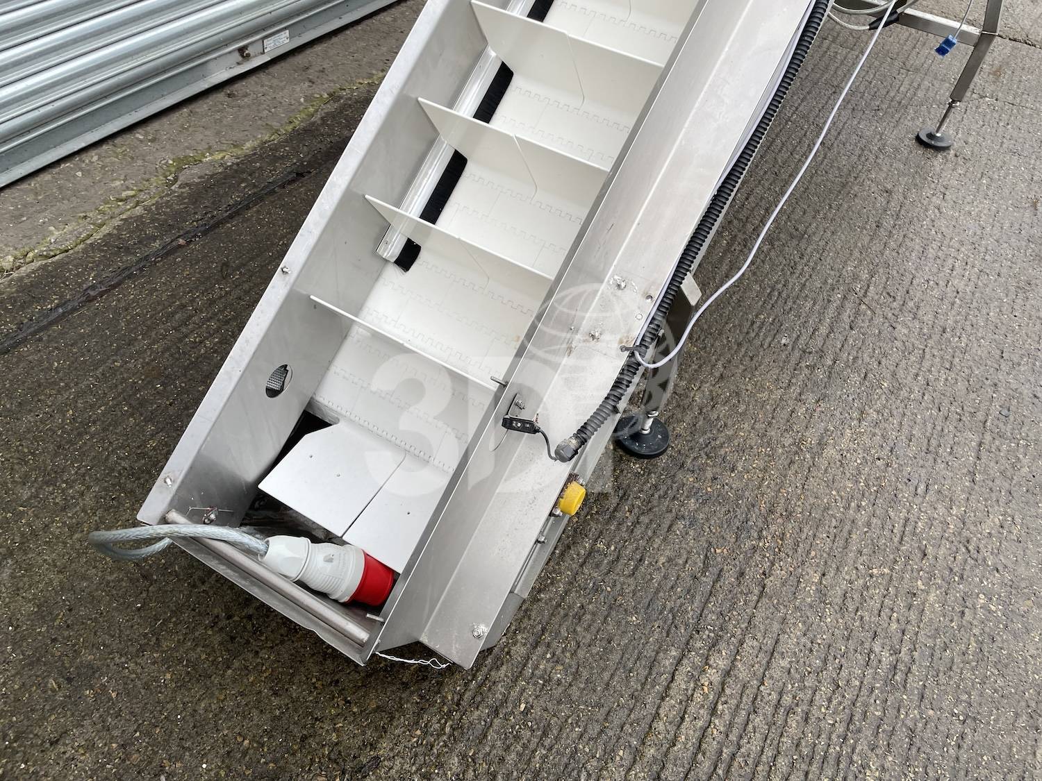 image of the belt on a cotswold flighted incline conveyor