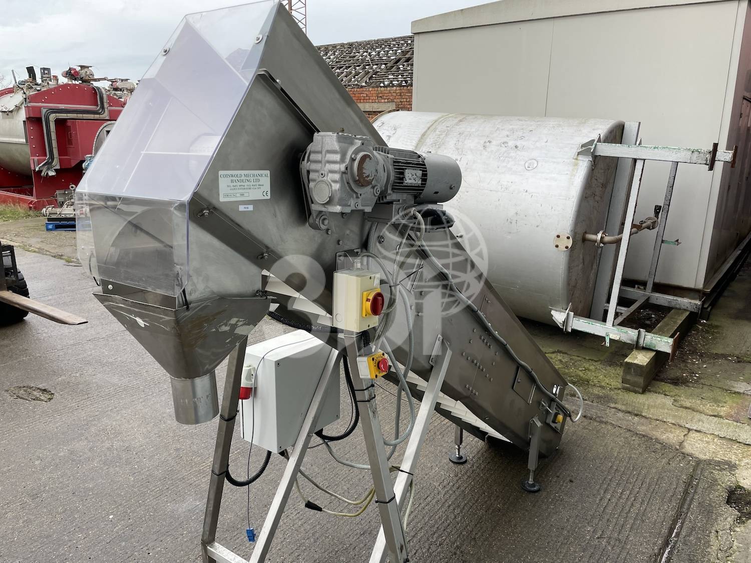 rear image of a cotswold flighted incline conveyor
