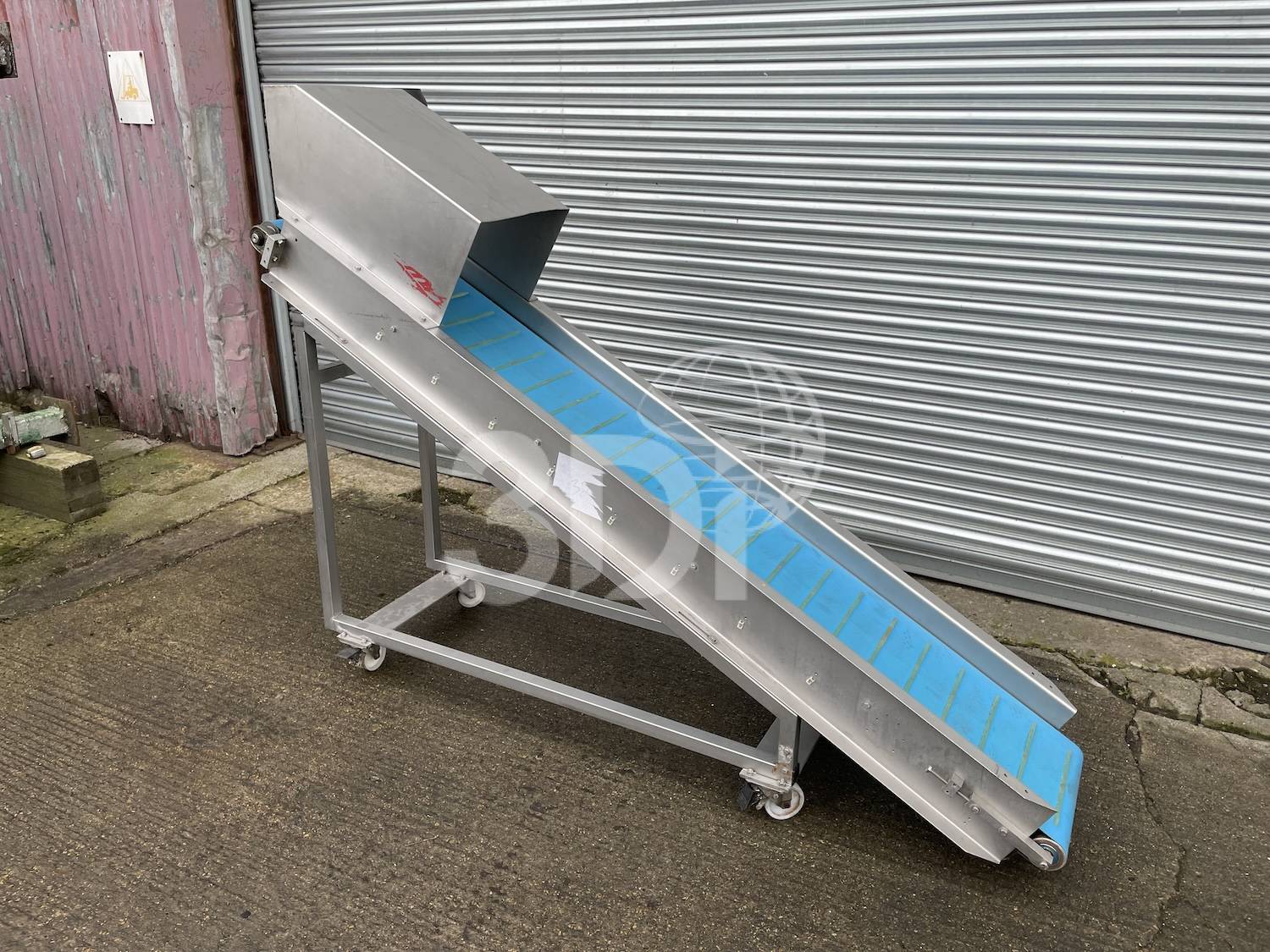 side image of a inclined flat belt conveyor stock 2885