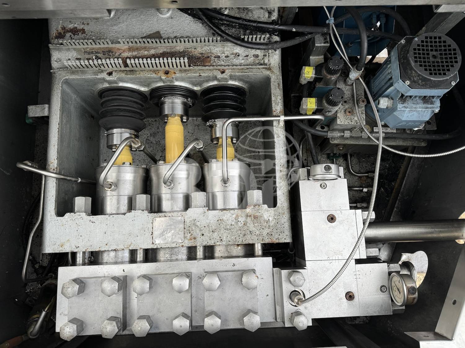 internal image of a tetra pak alh25 160 bar homogeniser
