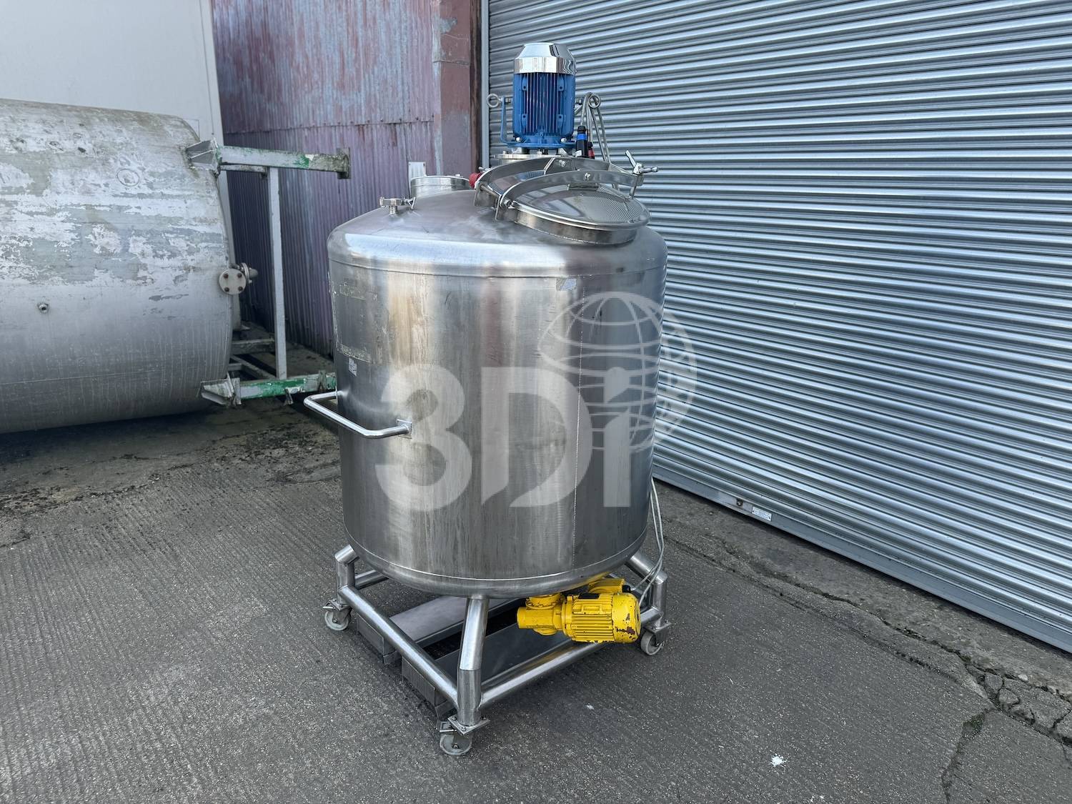 right side image of a 1000 litre stainless steel process vessel
