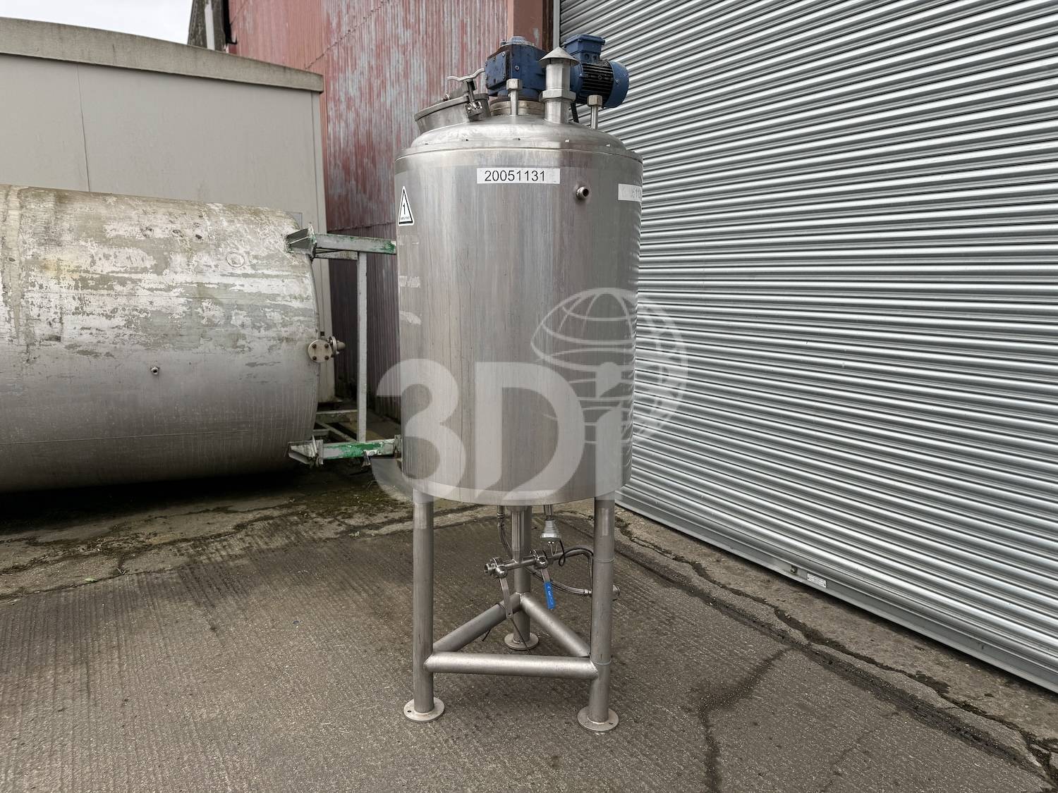 side image of a 600 litre jacketed stainless steel mixing vessel
