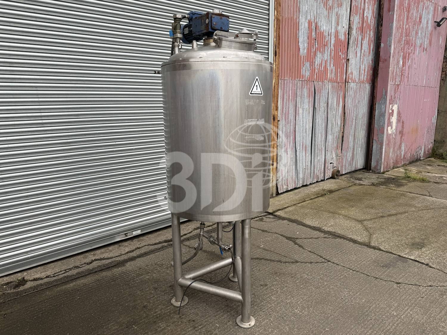 near side image of a 600 litre jacketed stainless steel mixing vessel