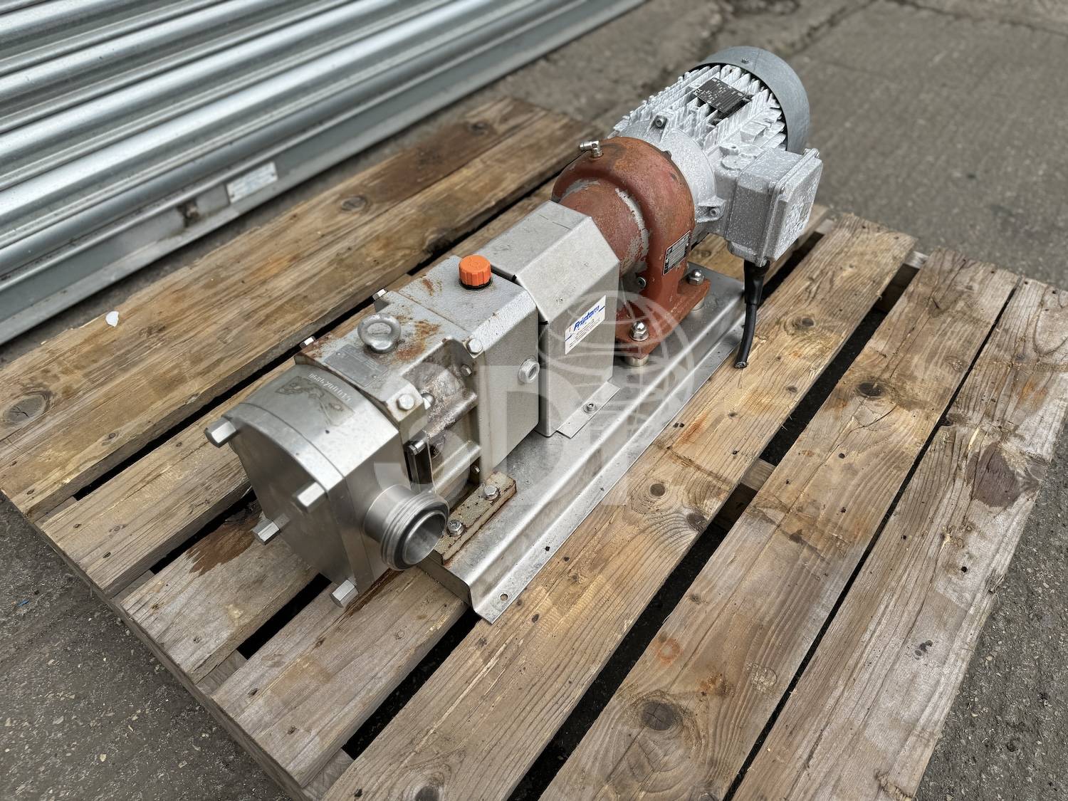 front side image of a fristam fl275s rotary lobe pump