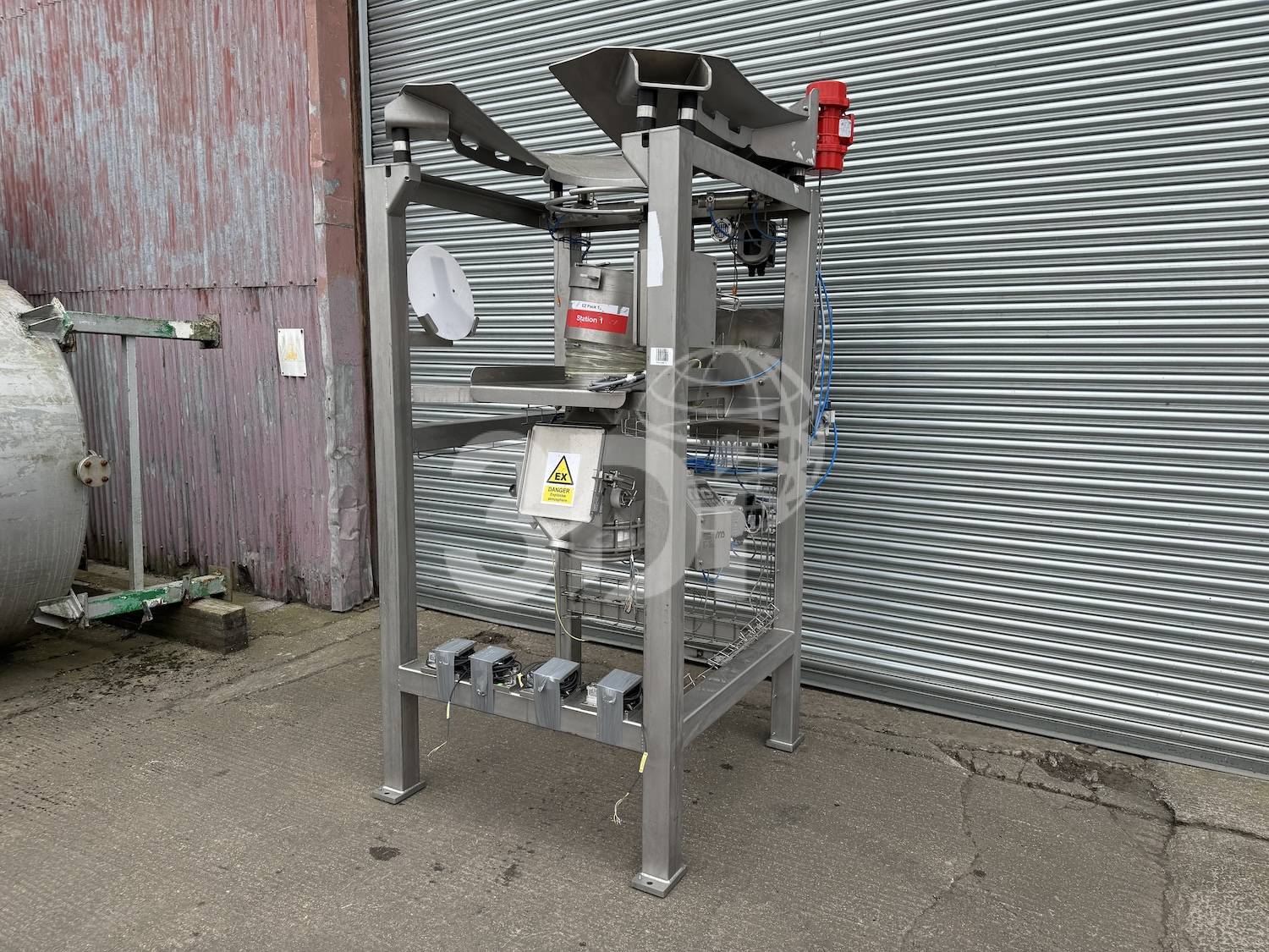 side image of a dinnissen big bag unloading station