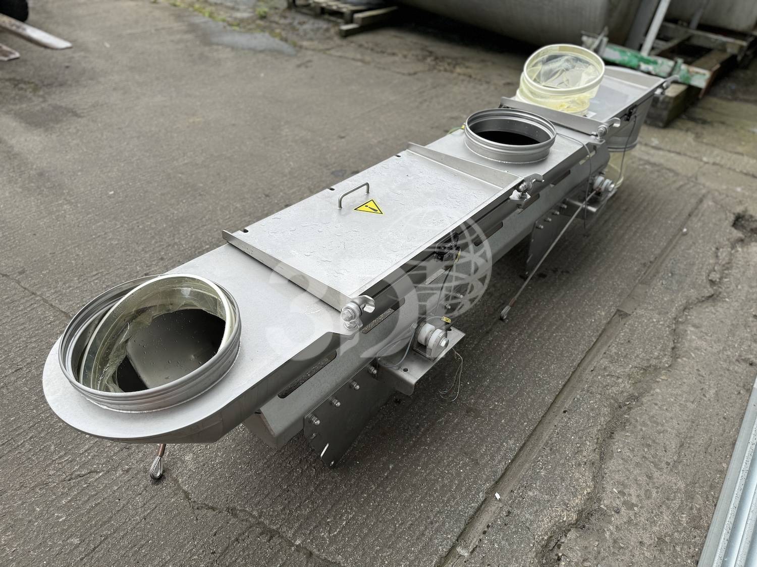 rear image of a dinnissen vibratory feeder type 135-350-4000