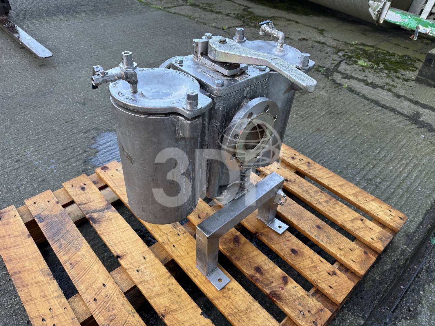 rear image of a eaton model 53 duplex strainer