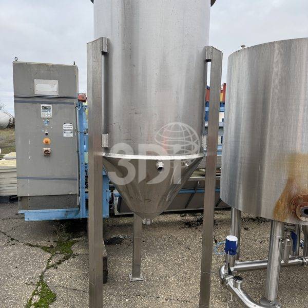 image of a 1,000 litre jacketed stainless steel vessel