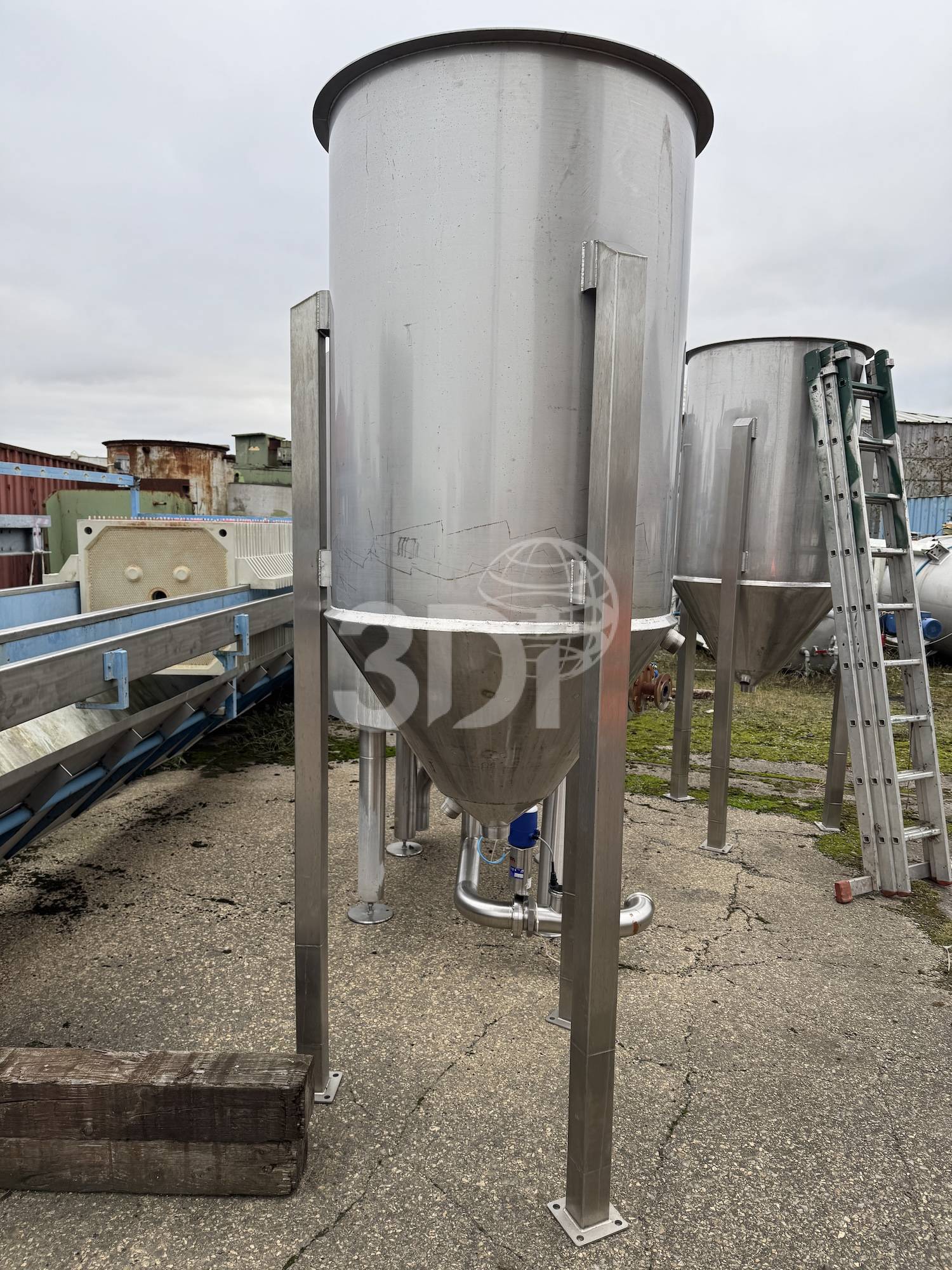 side image of a 1000 litre jacketed stainless steel vessel
