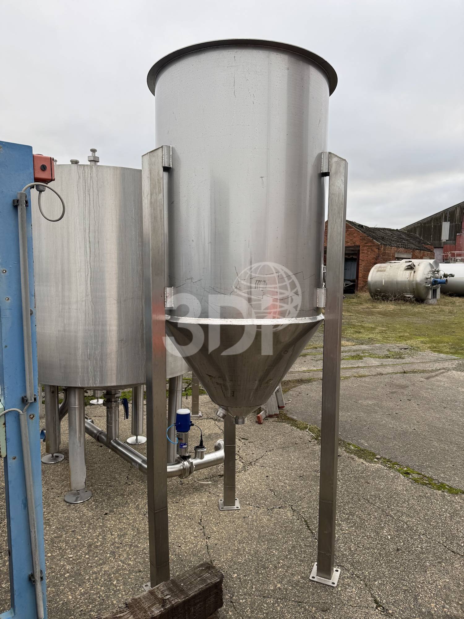 rear of a 1000 litre jacketed stainless steel vessel