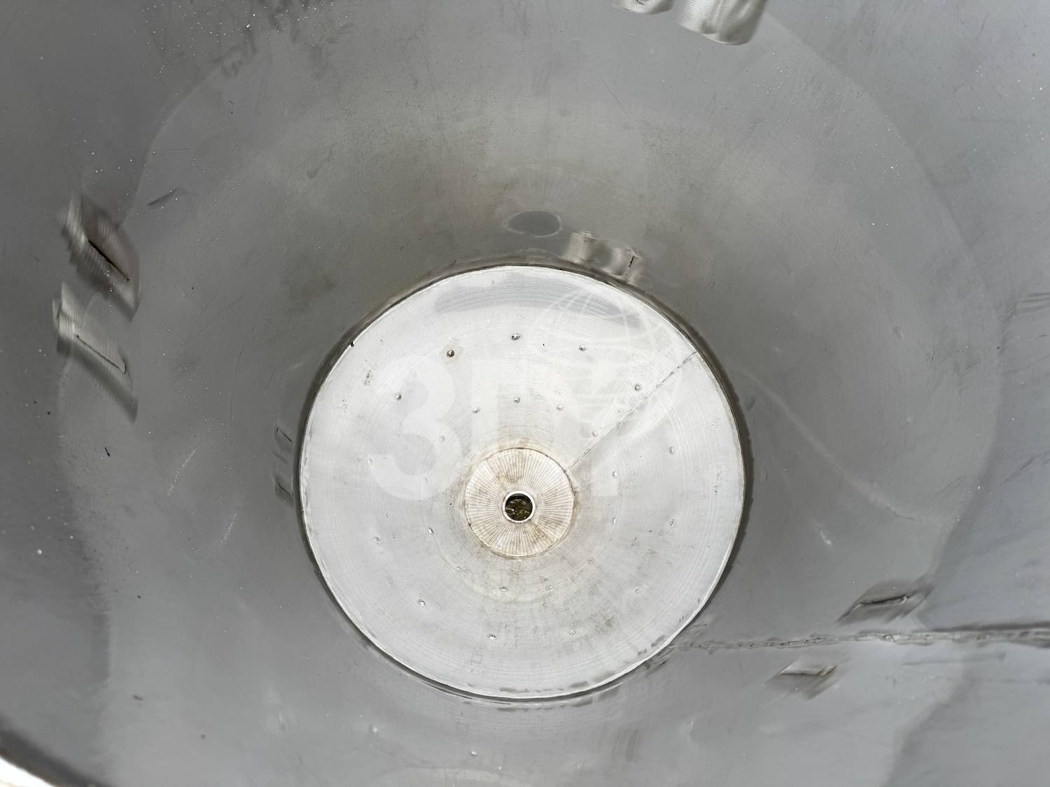 internal image of a 1000 litre jacketed stainless steel vessel