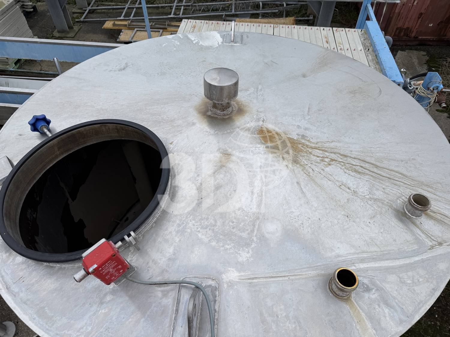 image of the top of a 2500 litre stainless steel storage tank