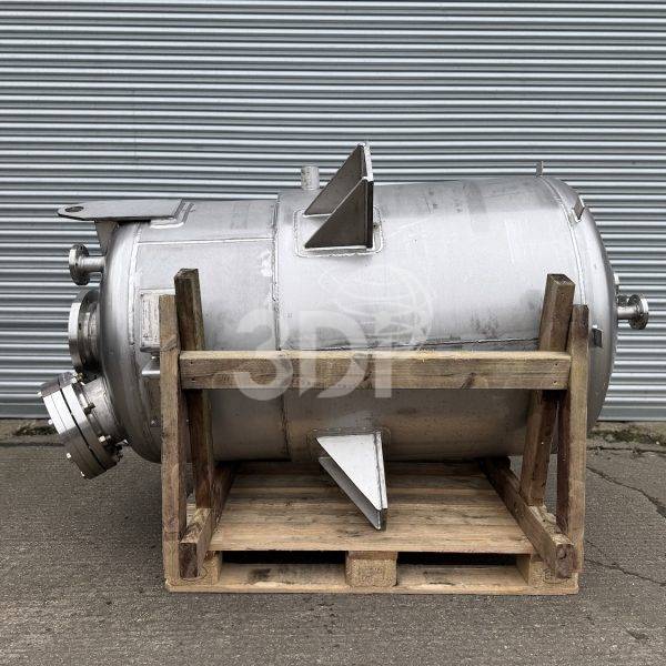 image of a 1000 litre jacketed stainless steel mixing vessel