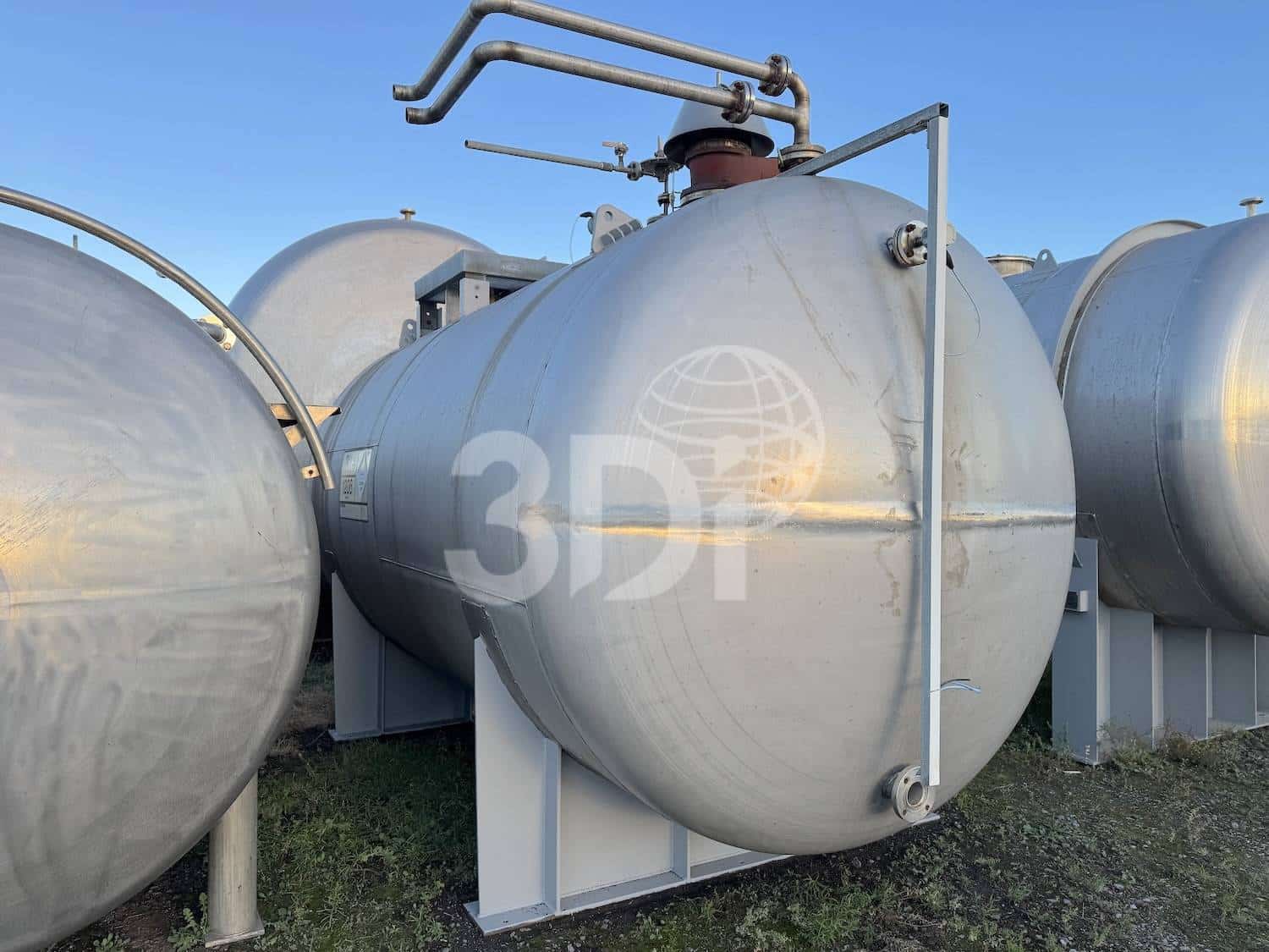 25000-litre-stainless-steel-storage-tank-2947-3 near side image of a 25000 litre stainless steel storage tank 2947