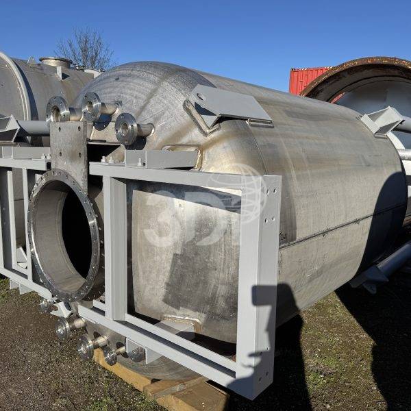 main image of a 9750 litre 316L stainless steel storage tank