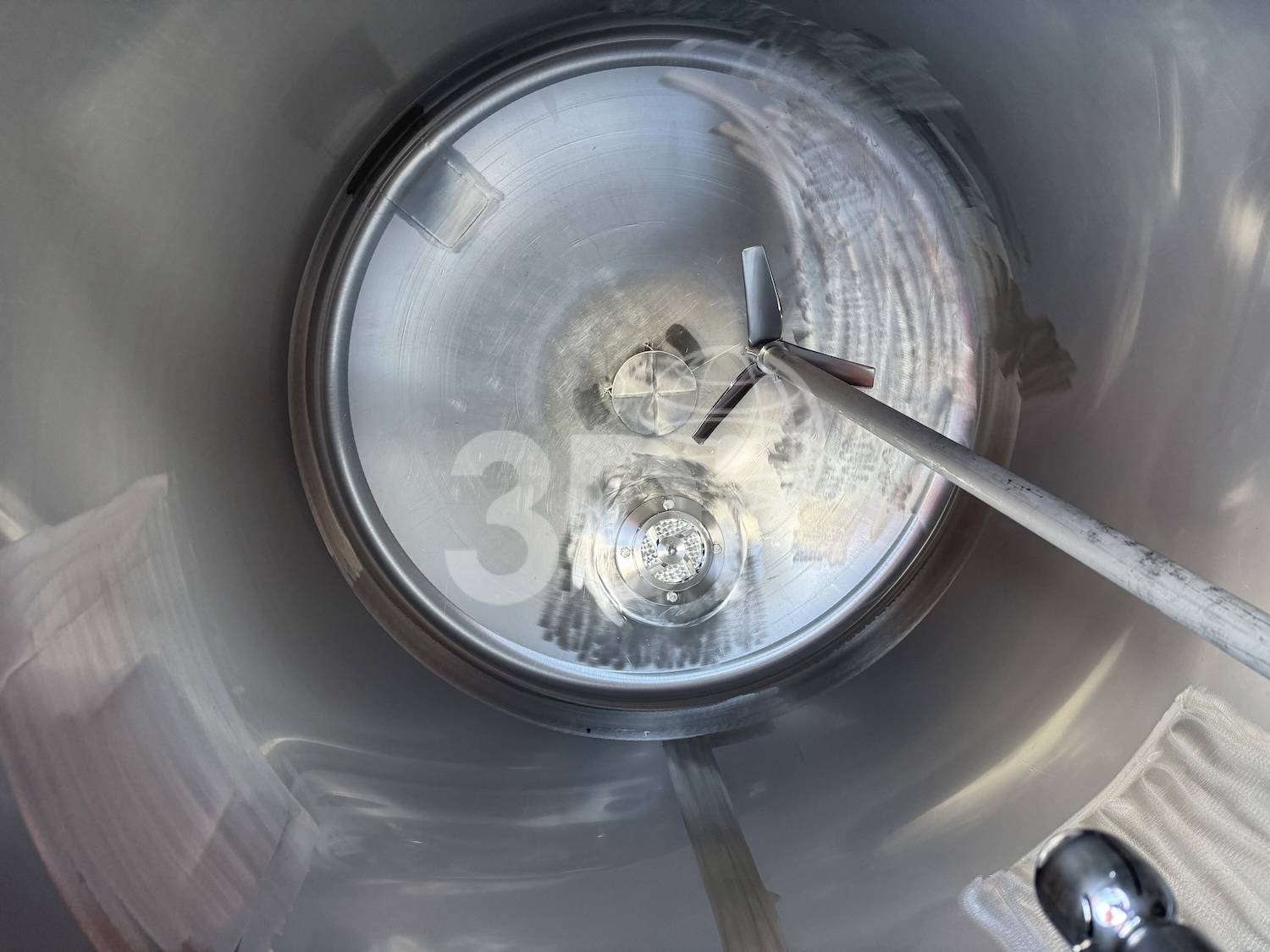 internal image of a 1320 litre stainless steel process vessel