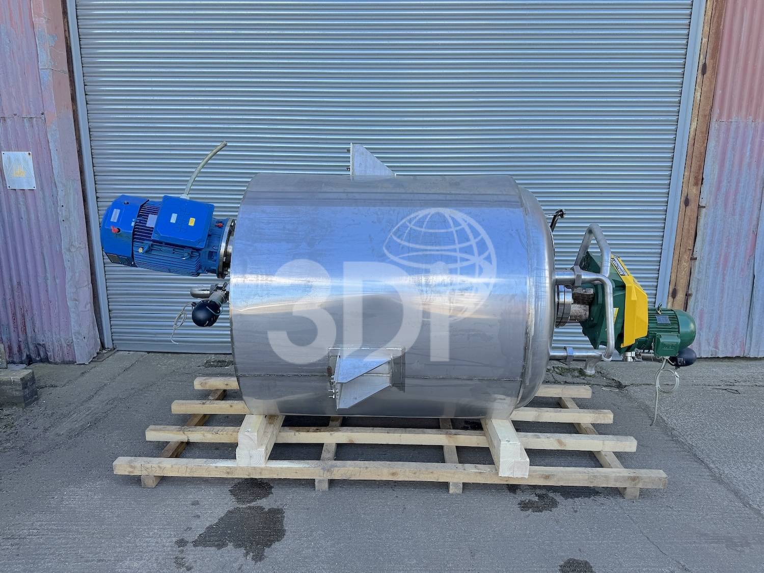 side image of a 2500 litre jacketed process vessel
