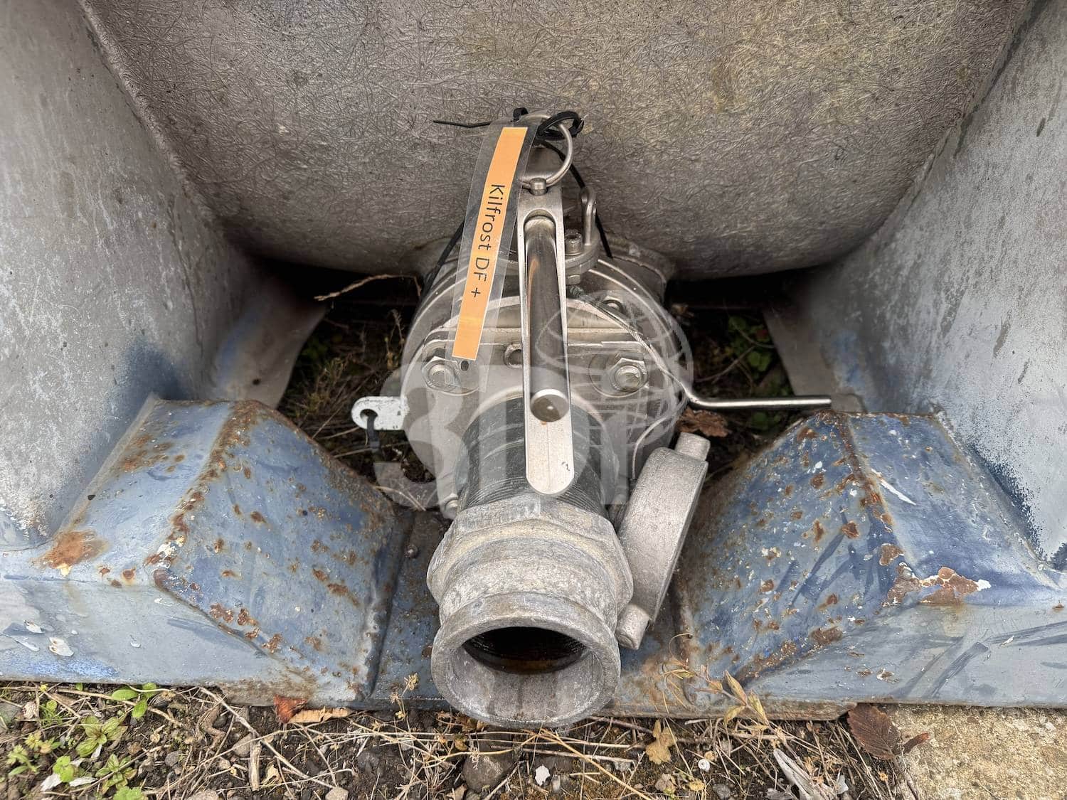 25990-litre-iso-tank-container-2978-5 image of the outlet for a 25990 litre iso tank container